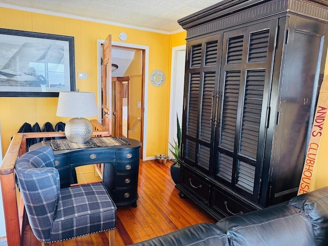 1106 Houghton View Dr, Houghton Lake, MI 48629 - sitting room featuring wood finished floors, ornamental molding, and baseboards