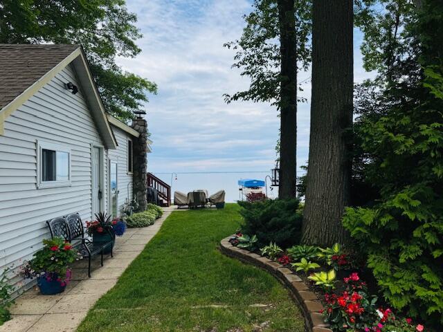 1106 Houghton View Dr, Houghton Lake, MI 48629 - view of green lawn