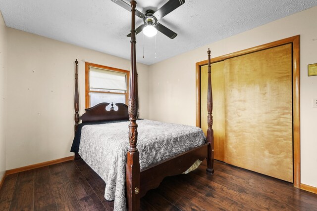 321 Greenleaf Dr, Houghton Lake, MI 48629 - bedroom with baseboards, a textured ceiling, ceiling fan, and hardwood / wood-style floors