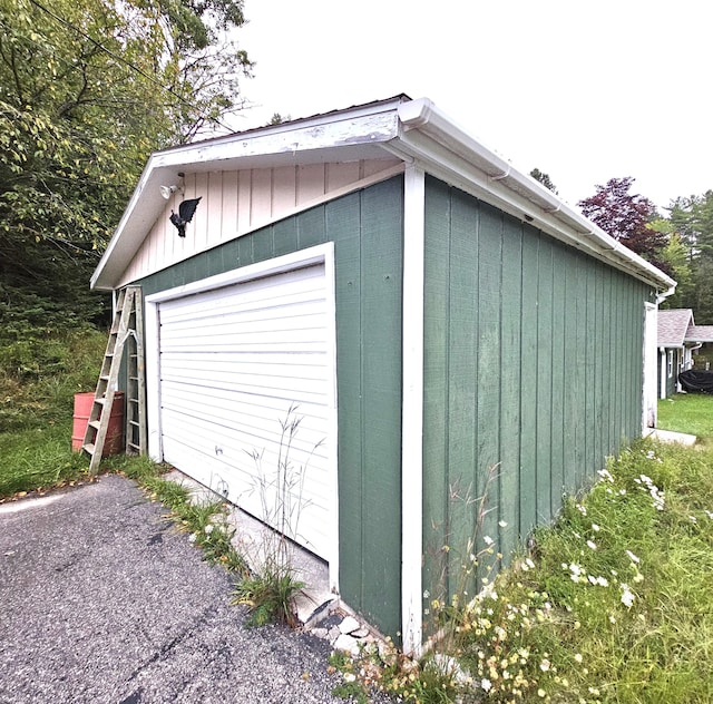 view of detached garage