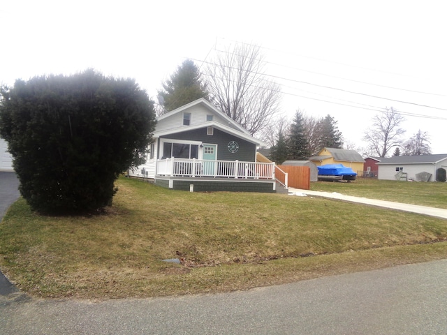 view of front of property featuring a deck and a front lawn