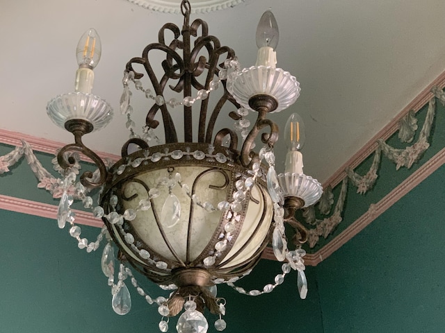 interior details with an inviting chandelier