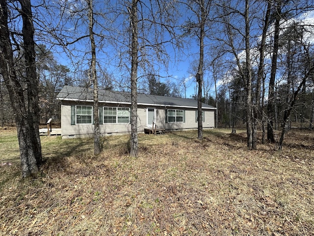 view of front of property featuring crawl space