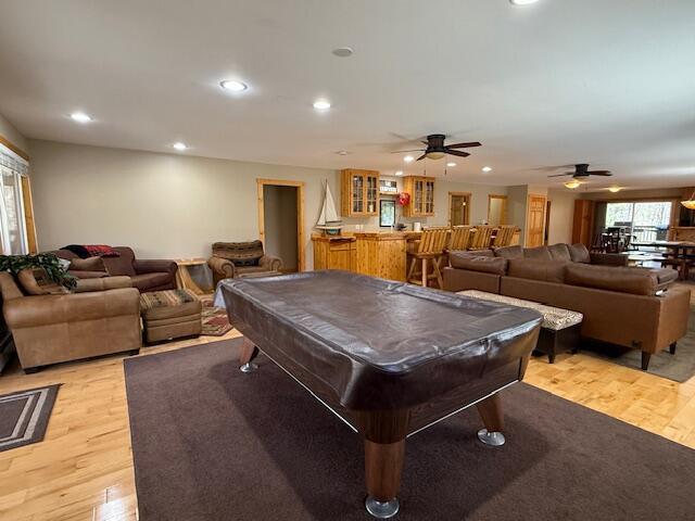 playroom featuring a ceiling fan, recessed lighting, bar area, and light wood-style floors