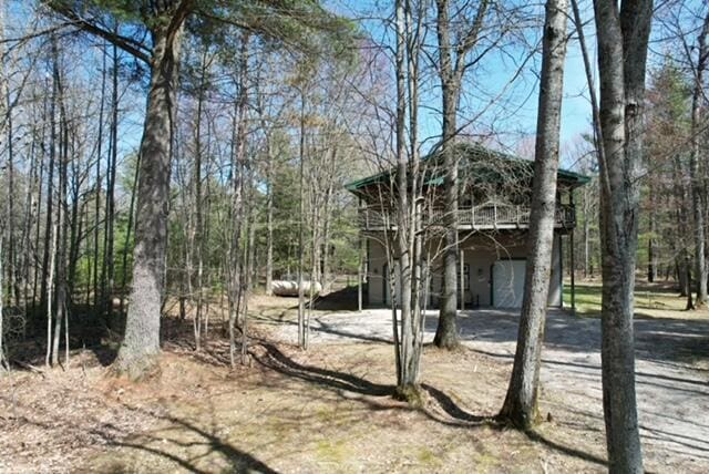 view of yard featuring dirt driveway