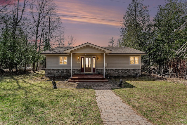 view of front of house featuring a yard