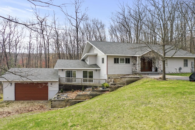 207 Cindy Ave, Roscommon, MI 48653 - tri-level home featuring a front yard, a garage, a wooden deck, and roof with shingles