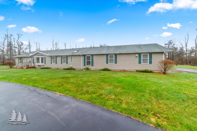 5335 Pinecrest Dr, Lewiston, MI 49756 - single story home with a front yard