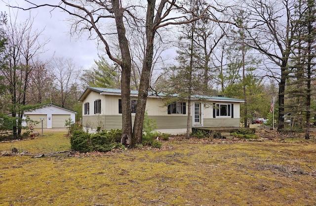 manufactured / mobile home featuring an outdoor structure and a garage