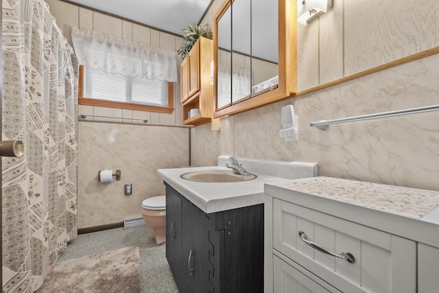full bath featuring vanity, toilet, and a shower with curtain