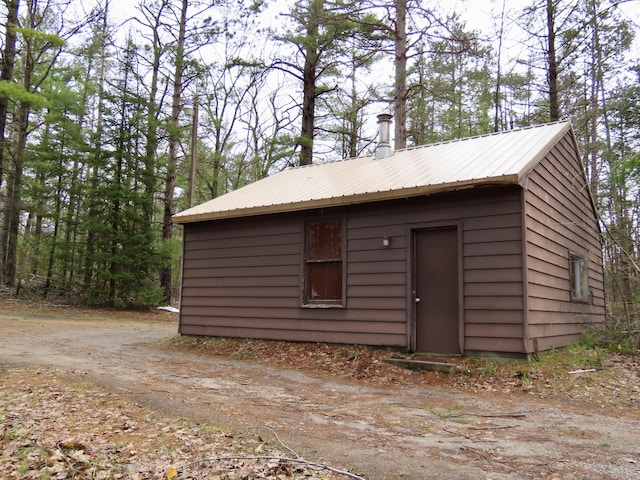 view of outdoor structure featuring an outbuilding