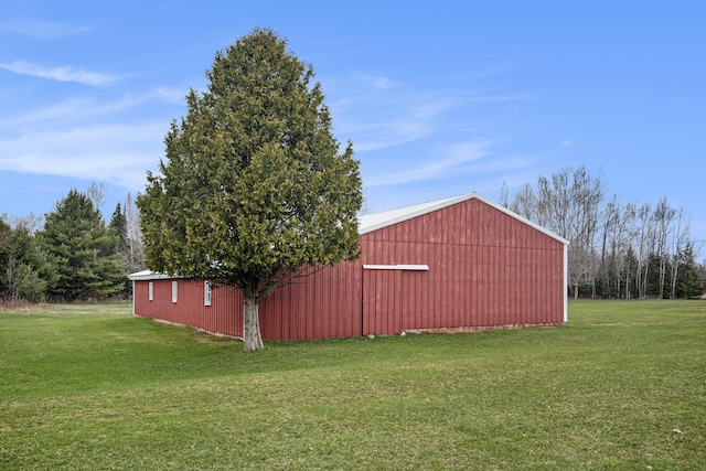 view of yard featuring an outdoor structure and a pole building