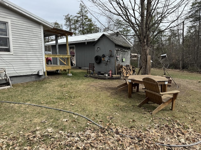 view of yard with an outdoor structure