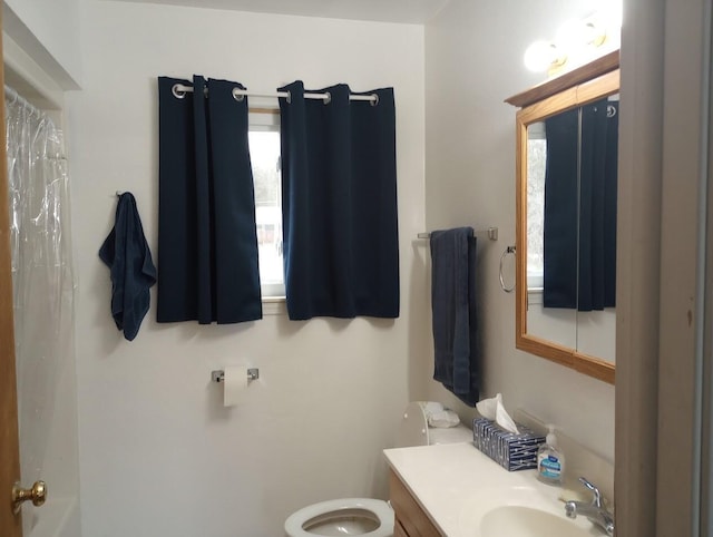 full bath featuring a shower with curtain, a washtub, vanity, and toilet