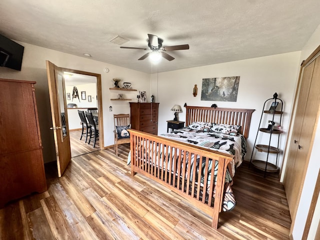 bedroom featuring light wood finished floors and a ceiling fan