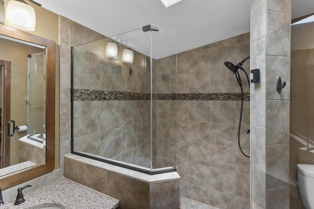 1505 Shawnee Dr, Indian River, MI 49749 - bathroom featuring tiled shower, vanity, and toilet