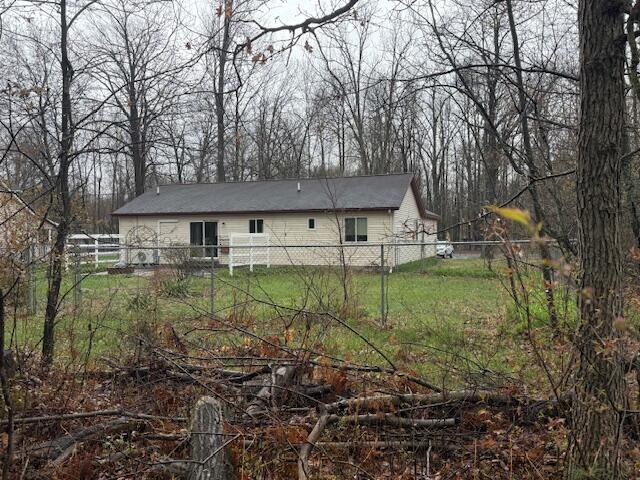 206 Great Oak Dr, Roscommon, MI 48653 - back of property with fence