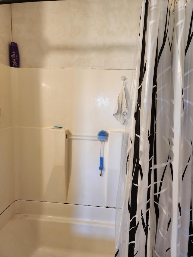 bathroom featuring curtained shower