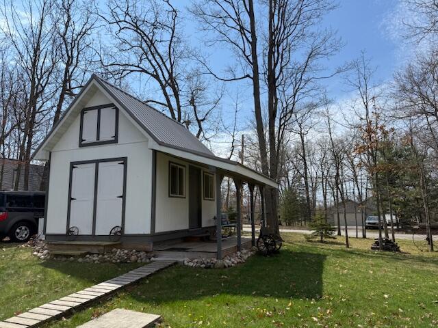 view of outdoor structure with an outbuilding