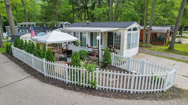2757 Owens Dr, Houghton Lake, MI 48629 - view of front of home featuring a fenced front yard