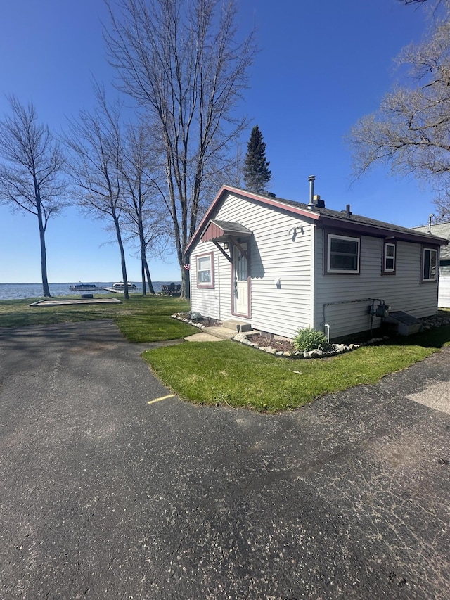 view of front of property featuring a front lawn