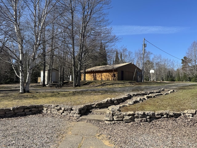 view of yard featuring an outdoor structure and a detached garage
