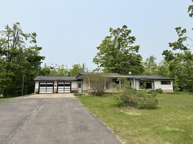 7654 M 32 E, Johannesburg, MI 49751 - view of front of home featuring an attached garage, driveway, and a front yard