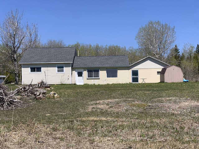 view of front facade featuring roof with shingles and a front lawn