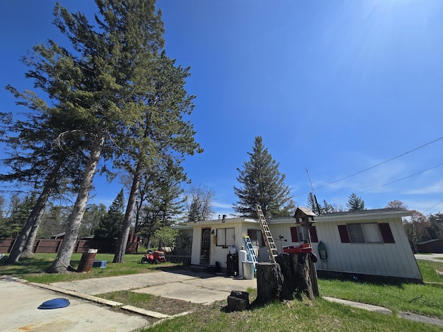 3625 Mckinley Rd, Mio, MI 48647 - view of front of property with a front lawn