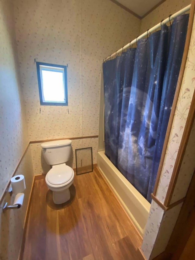 1364 Lakeview Dr, Mio, MI 48647 - full bathroom with wood finished floors, toilet, shower / tub combo with curtain, and wallpapered walls