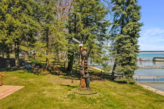 view of grassy yard featuring a water view