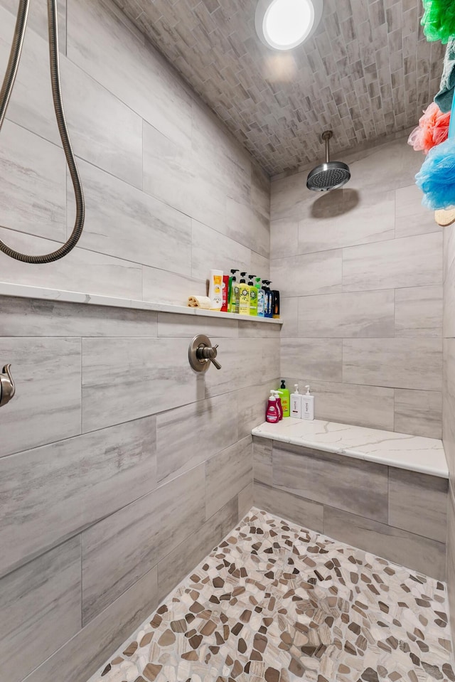 bathroom featuring a tile shower