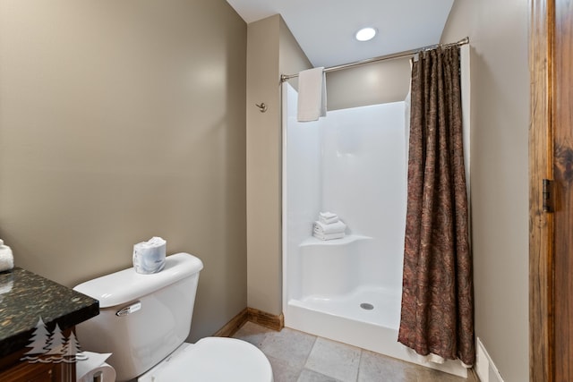 916C Chardonnay Ln, Lewiston, MI 49756 - full bathroom featuring baseboards, curtained shower, toilet, vanity, and recessed lighting