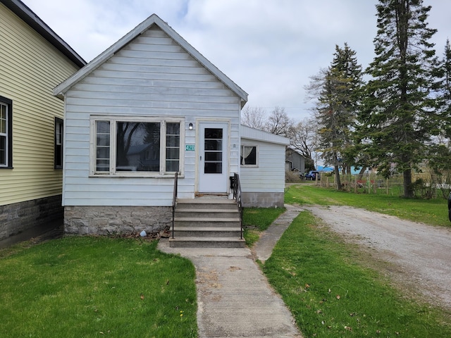 420 W Miller St, Alpena, MI 49707 - shotgun-style home with a front yard
