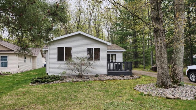 610 Old Trail Dr, Houghton Lake, MI 48629 - view of front of home featuring a front lawn