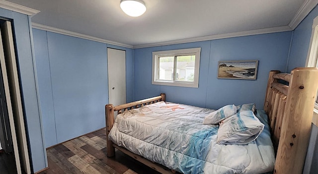 610 Old Trail Dr, Houghton Lake, MI 48629 - bedroom with wood finished floors, crown molding, and a closet