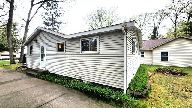 610 Old Trail Dr, Houghton Lake, MI 48629 - view of side of property