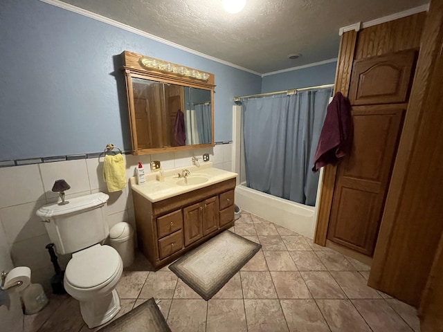 445 Noric Dr, Roscommon, MI 48653 - full bath with a textured ceiling, vanity, crown molding, toilet, and shower / bath combination with curtain