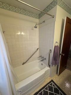 18598 Henry St, Melvindale, MI 48122 - full bathroom featuring shower / tub combo