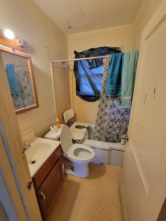 615 W Lake St, Alpena, MI 49707 - full bath featuring crown molding, tile patterned floors, vanity, shower / bath combo, and toilet