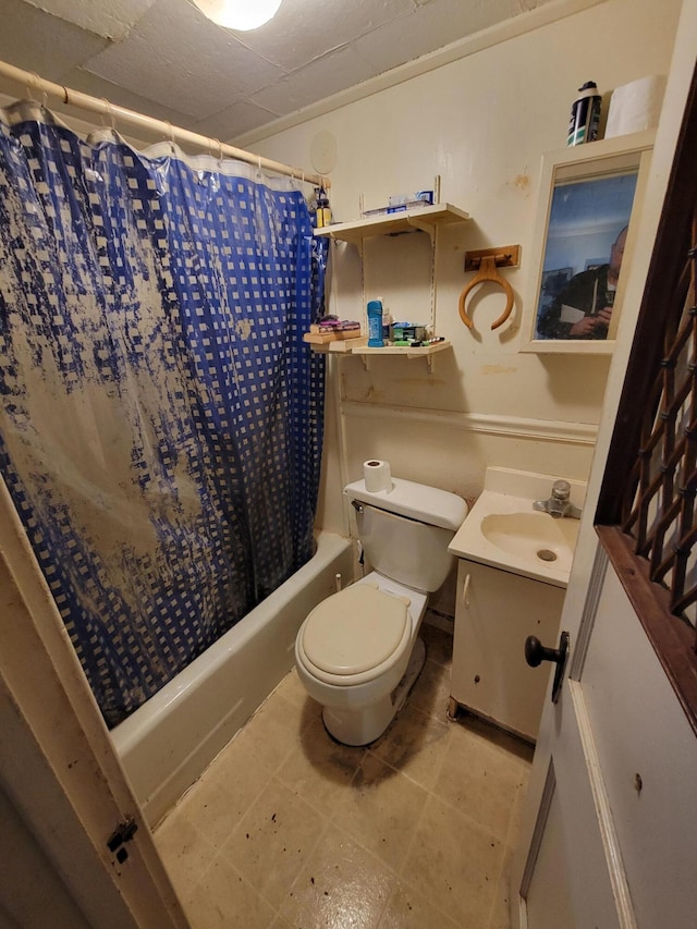 615 W Lake St, Alpena, MI 49707 - bathroom with toilet, vanity, and shower / tub combo with curtain