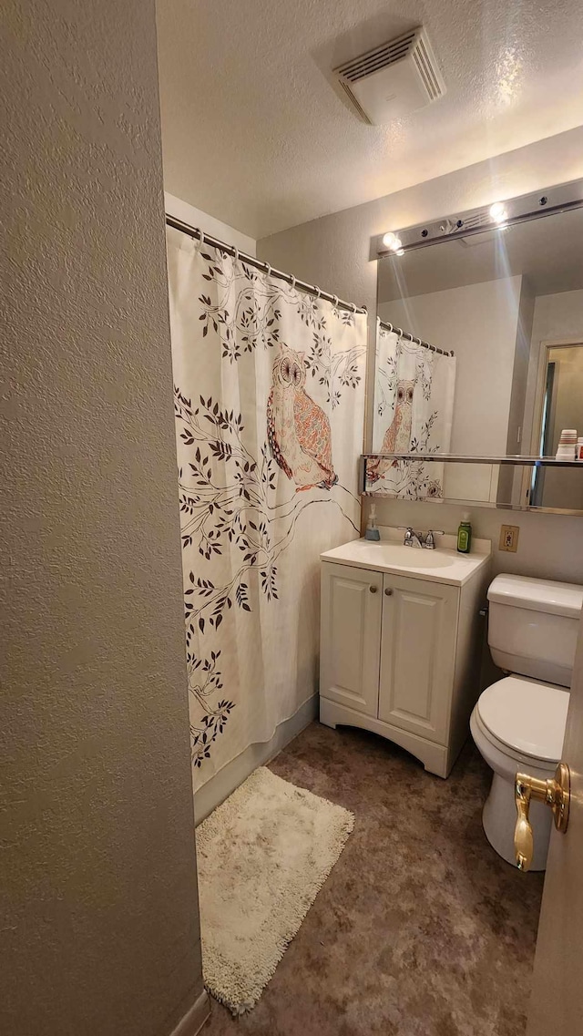 8619A Iowa St, Oscoda, MI 48750 - full bathroom with toilet, vanity, a textured wall, a textured ceiling, and curtained shower