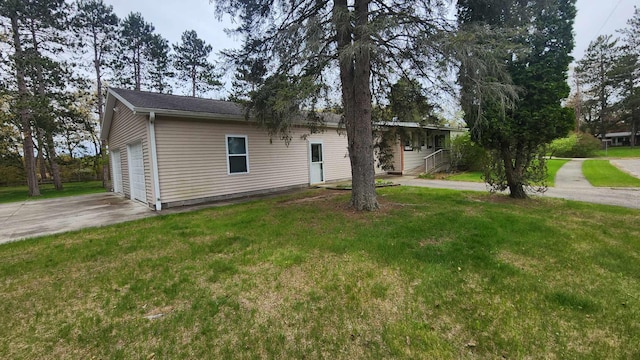 8619A Iowa St, Oscoda, MI 48750 - view of front facade featuring a front lawn and driveway