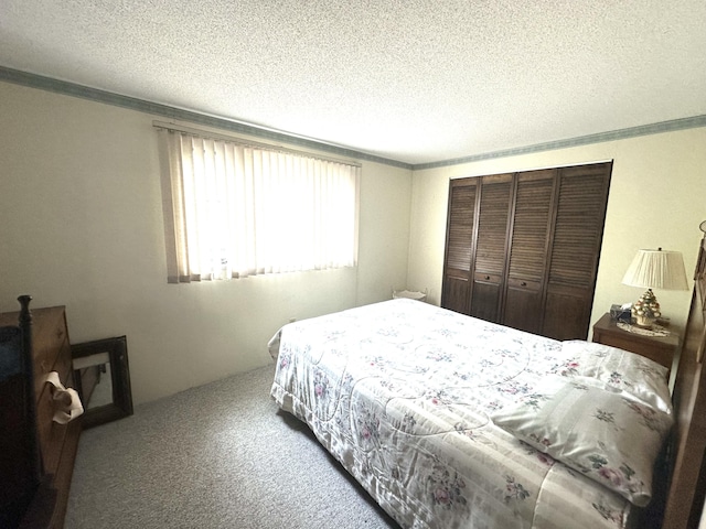 205 Beechwood Ave, Houghton Lake, MI 48629 - carpeted bedroom featuring a textured ceiling, a closet, and crown molding