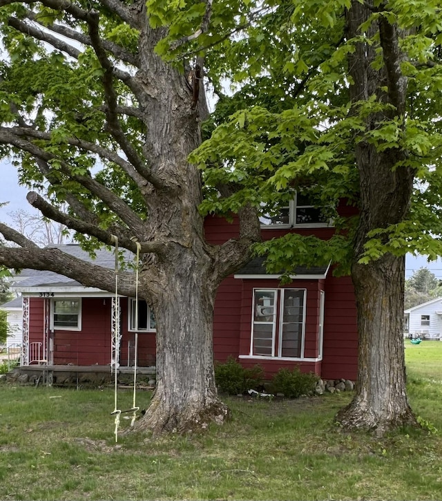 3134 Kneeland St, Lewiston, MI 49756 - view of front of property featuring a front lawn