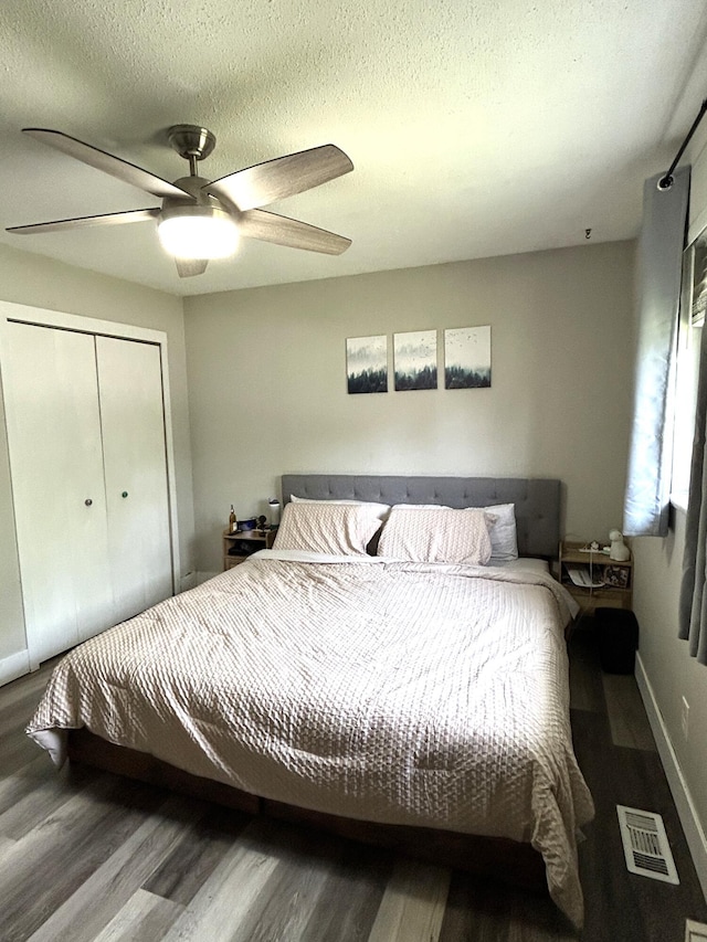 1200 Crestview Dr, Alpena, MI 49707 - bedroom with wood finished floors, a textured ceiling, a closet, a ceiling fan, and baseboards