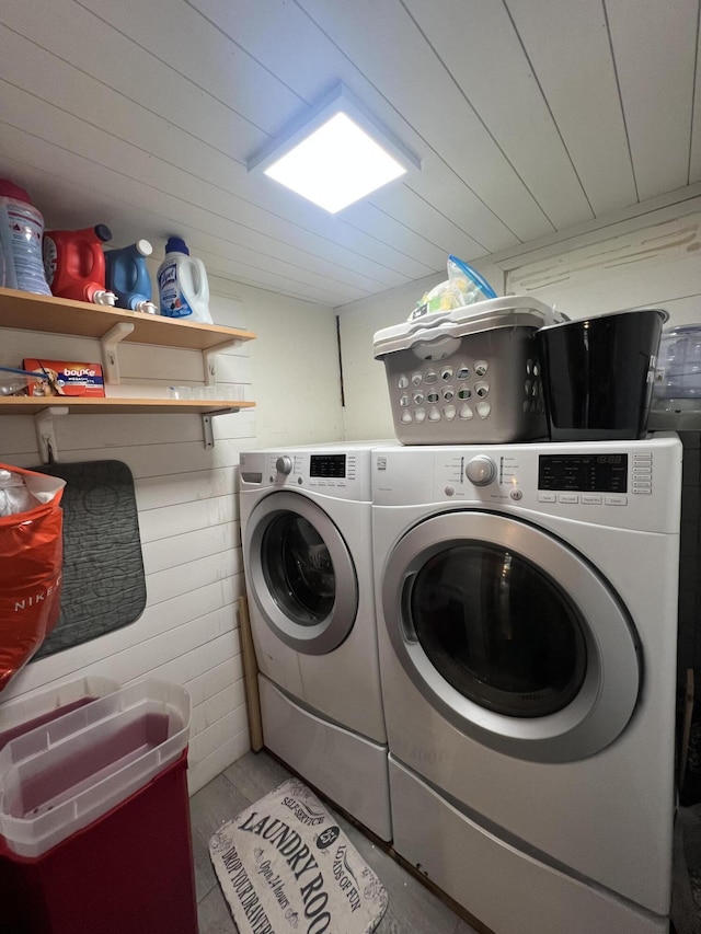 118 Westview Dr, Houghton Lake, MI 48629 - laundry room featuring washer and clothes dryer and light wood-style floors
