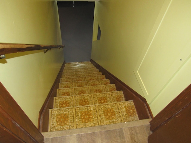 110 Chippewa Trl, Prudenville, MI 48651 - stairs with baseboards