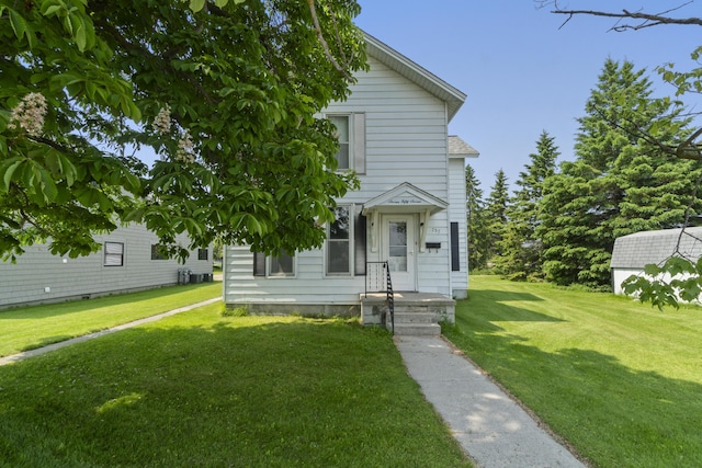 757 N Main St, Cheboygan, MI 49721 - view of front facade with a front lawn