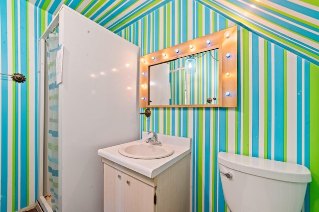 220 E Main St, Gaylord, MI 49735 - full bath featuring wallpapered walls, vanity, and curtained shower